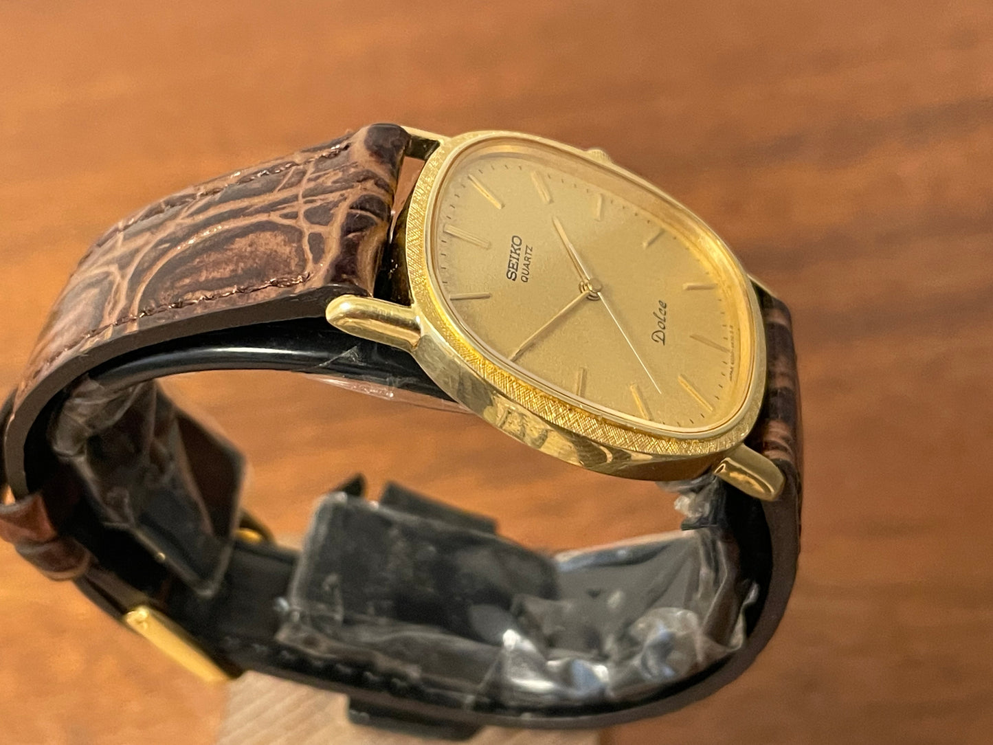 (1981) Seiko 6030-5410 Dolce "Ellipse" - gold plated case w/ etched bezel - gold textured dial w/ gold markers