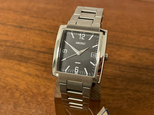 Front side (1992) Seiko 7N32-5A30 - integrated bracelet - black dial w/ white Arabic numerals & markers (NOS)