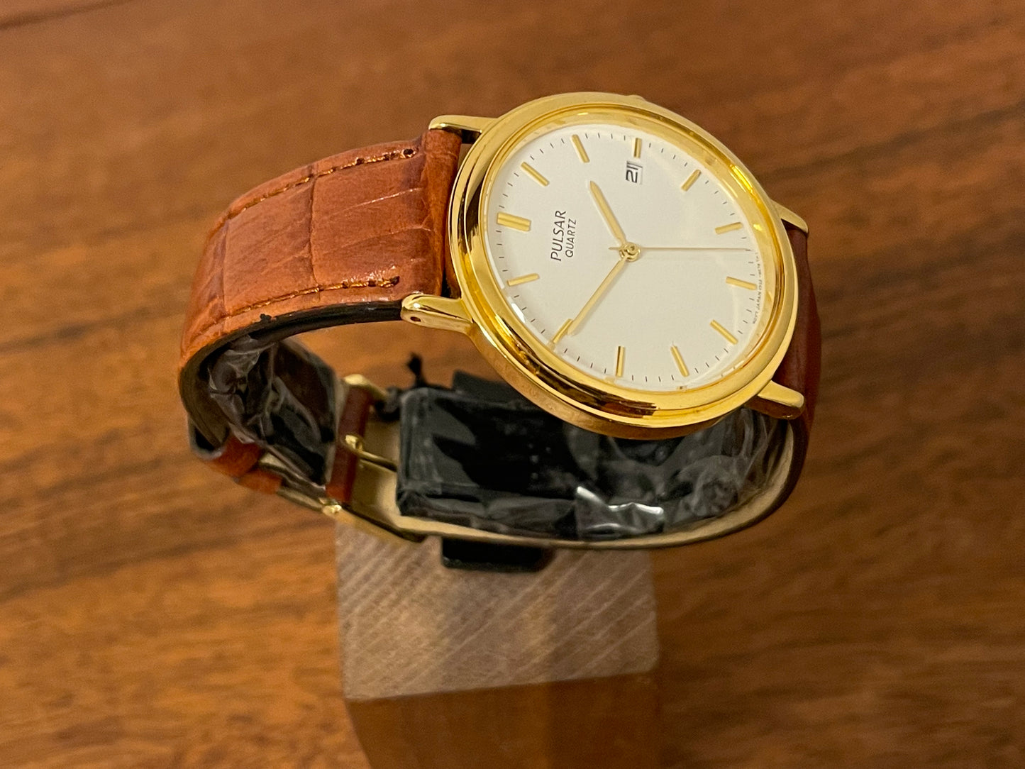 (2003) Pulsar V532-8B40 dress watch - gold colored case - white dial w/ gold markers (NOS)