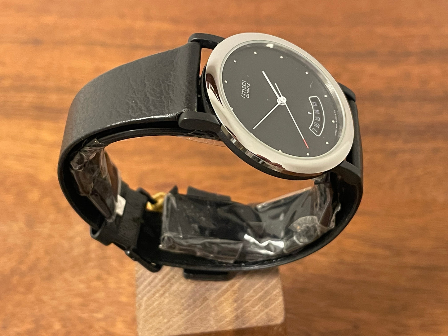 (1989) Citizen QD9022-05E dress watch - black lugs - black dial w/ arc date window (NOS)