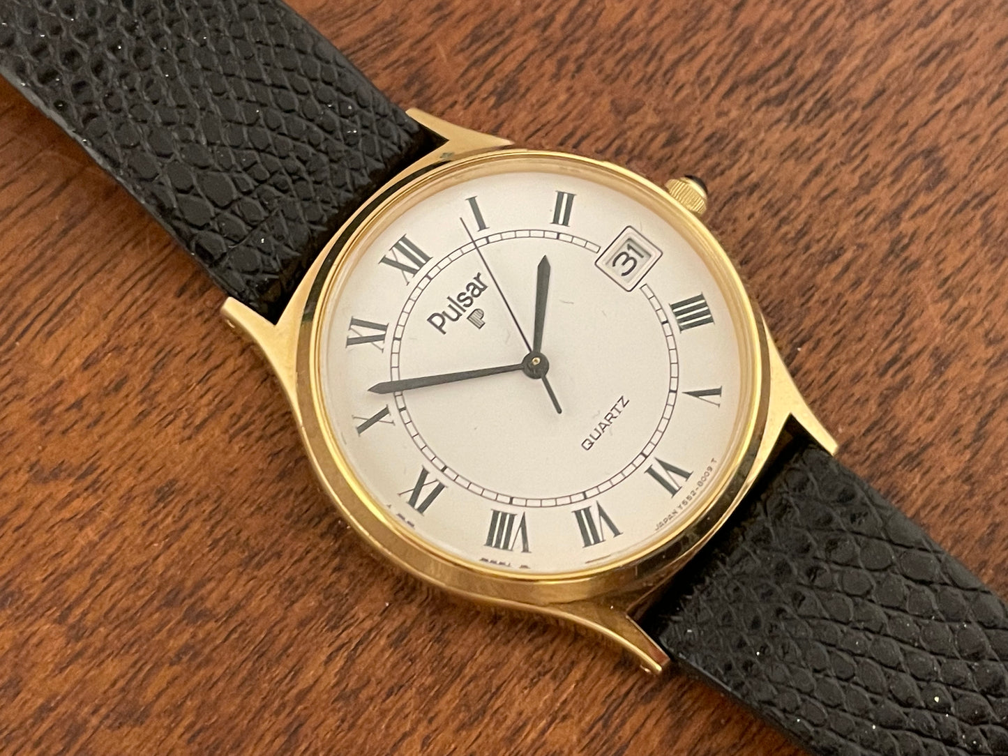 (1990) Pulsar Y552-8009 dress watch - gold colored case - white dial w/ black Roman numerals (NOS)