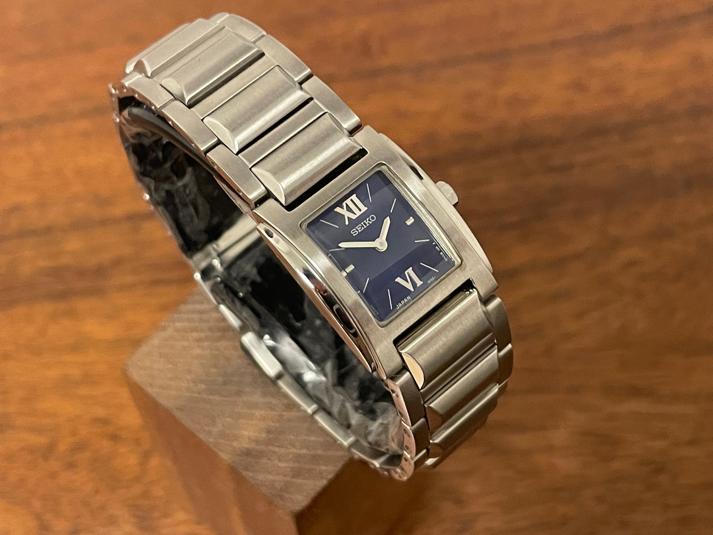 (1995) Seiko 1N00-OJH0 - "Tank" style case - blue dial w/ silver Roman numerals & markers - small size (NOS)