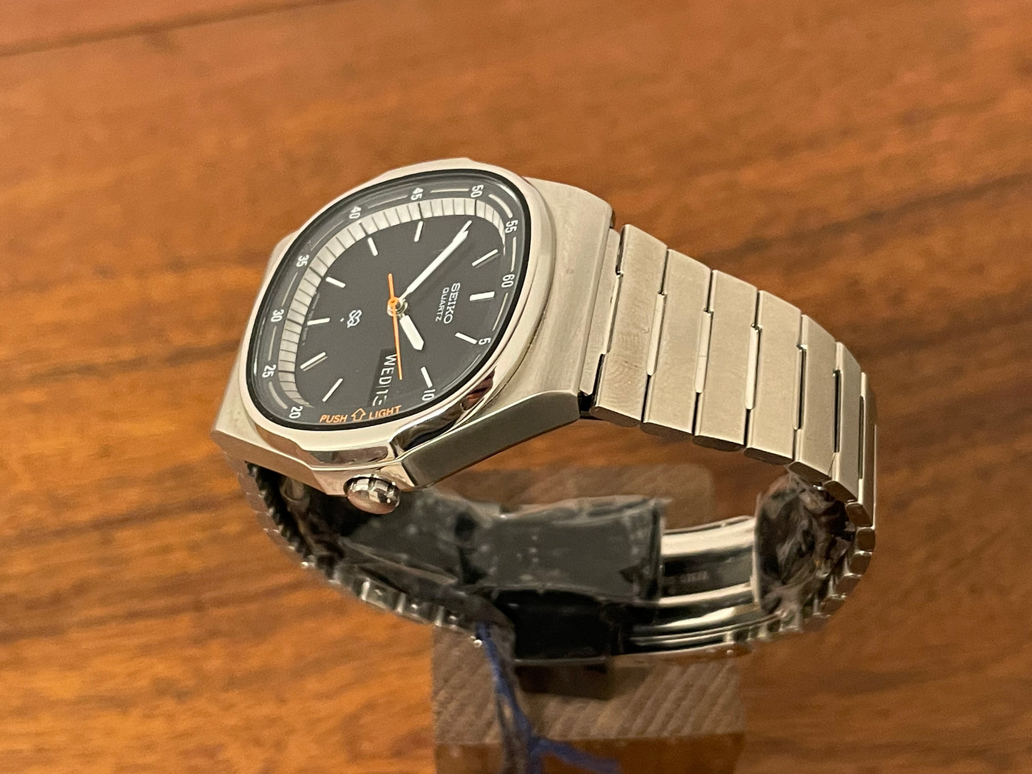 (1979) Seiko 7559-5000 Quartz "Night Light" - black dial w/ silver markers (NOS)