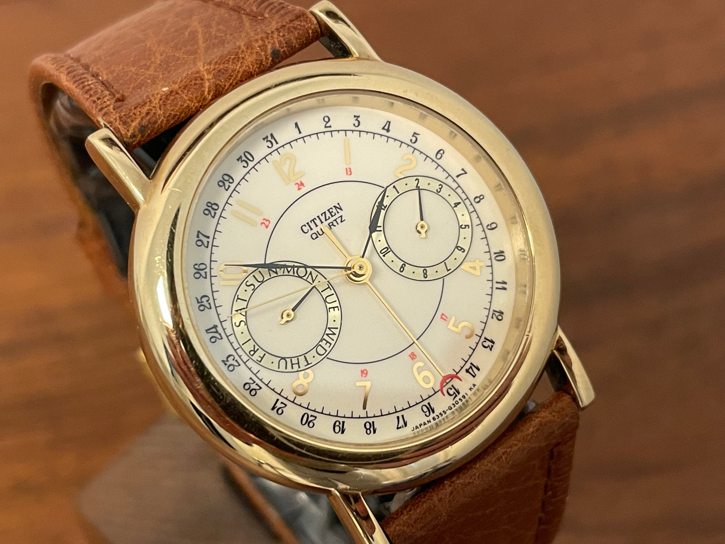 (1988) Citizen 6355-Y55299 triple calendar - cream dial w/ gold Arabic numerals (mint)