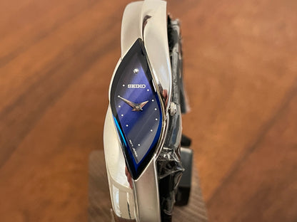 (2000) Seiko 2E20-753A Rivoli - asymmetrical silver case - blue dial w/ dot markers - small size