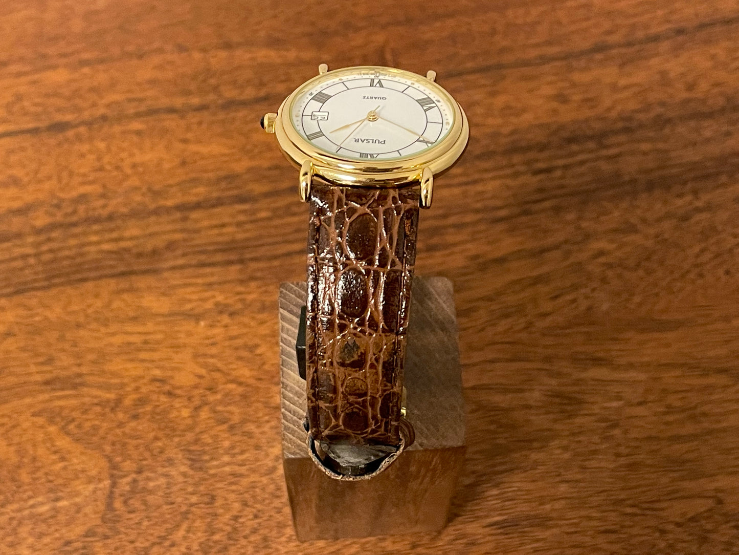 (2000) Pulsar V532-8A60 dress watch - gold colored case - white dial w/ black Roman numerals (NOS)