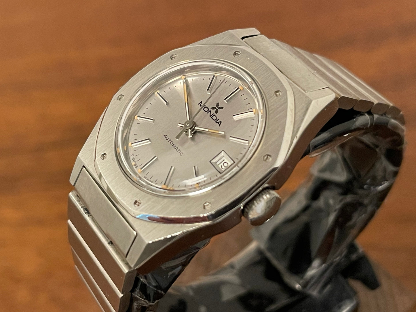 (1970s) Mondia (by Zenith) 8622 "Royal Oak" - silver brushed dial w silver markers - small size (NOS)