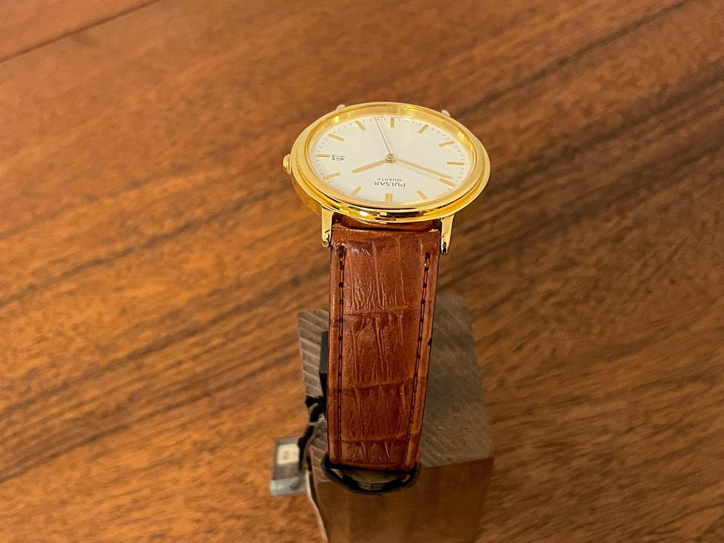 (2003) Pulsar V532-8B40 dress watch - gold colored case - white dial w/ gold markers (NOS)