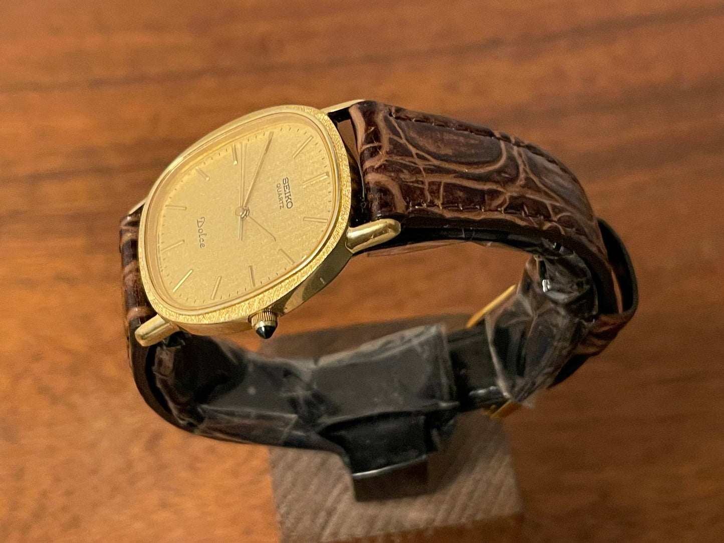 (1981) Seiko 6030-5410 Dolce "Ellipse" - gold plated case w/ etched bezel - gold textured dial w/ gold markers