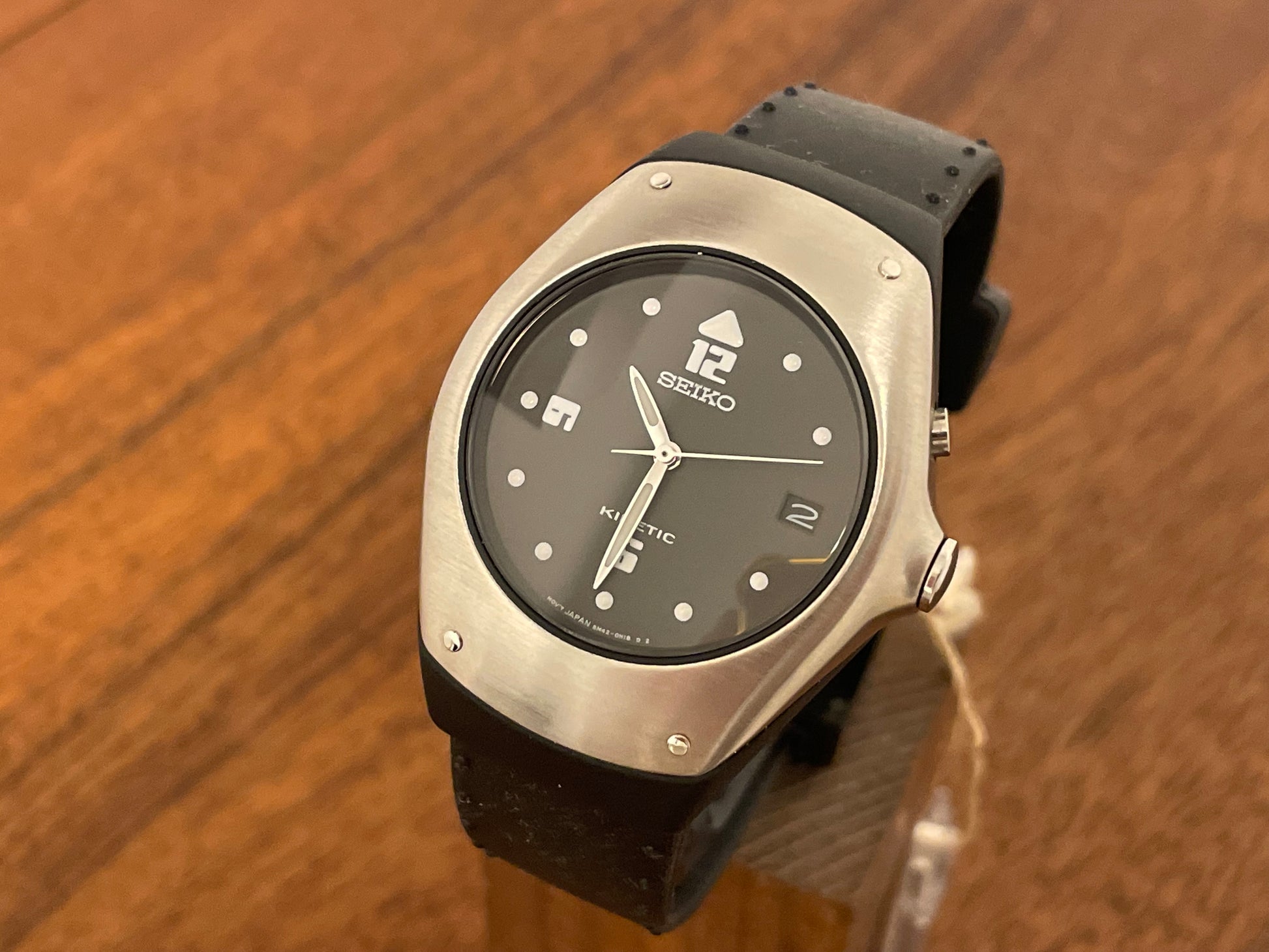 (1997) Seiko 5m42-0E49 Actura Kinetic rubber strap - black dial