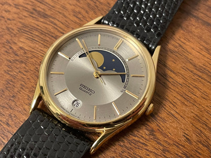 (1986) Seiko 7434-7000 dress watch with moon phase -silver dial w/ gold stick markers (NOS)