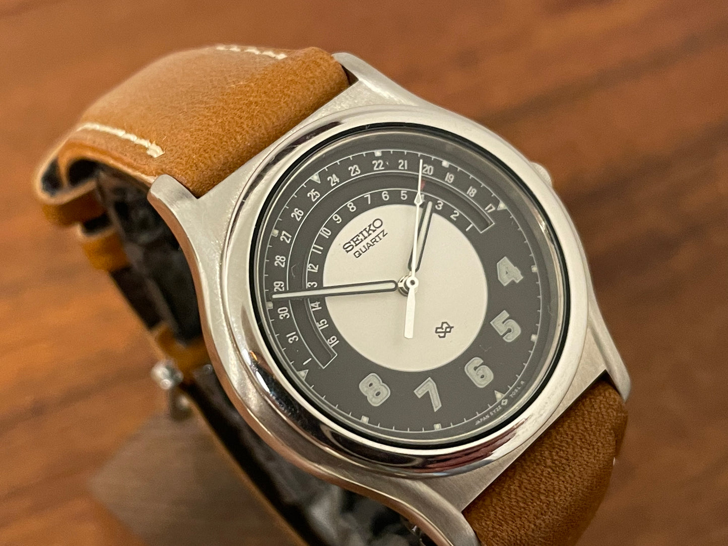 (1988) Seiko 5Y22-7010 Quartz SQ dress watch - black dial w/ 180° arc date window (NOS)