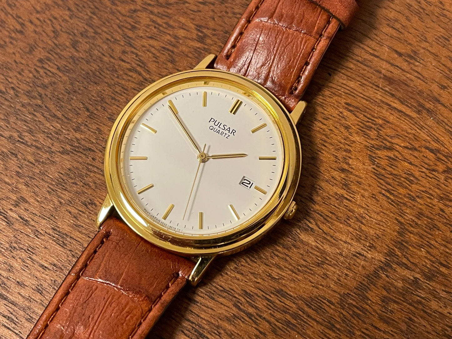 (2003) Pulsar V532-8B40 dress watch - gold colored case - white dial w/ gold markers (NOS)