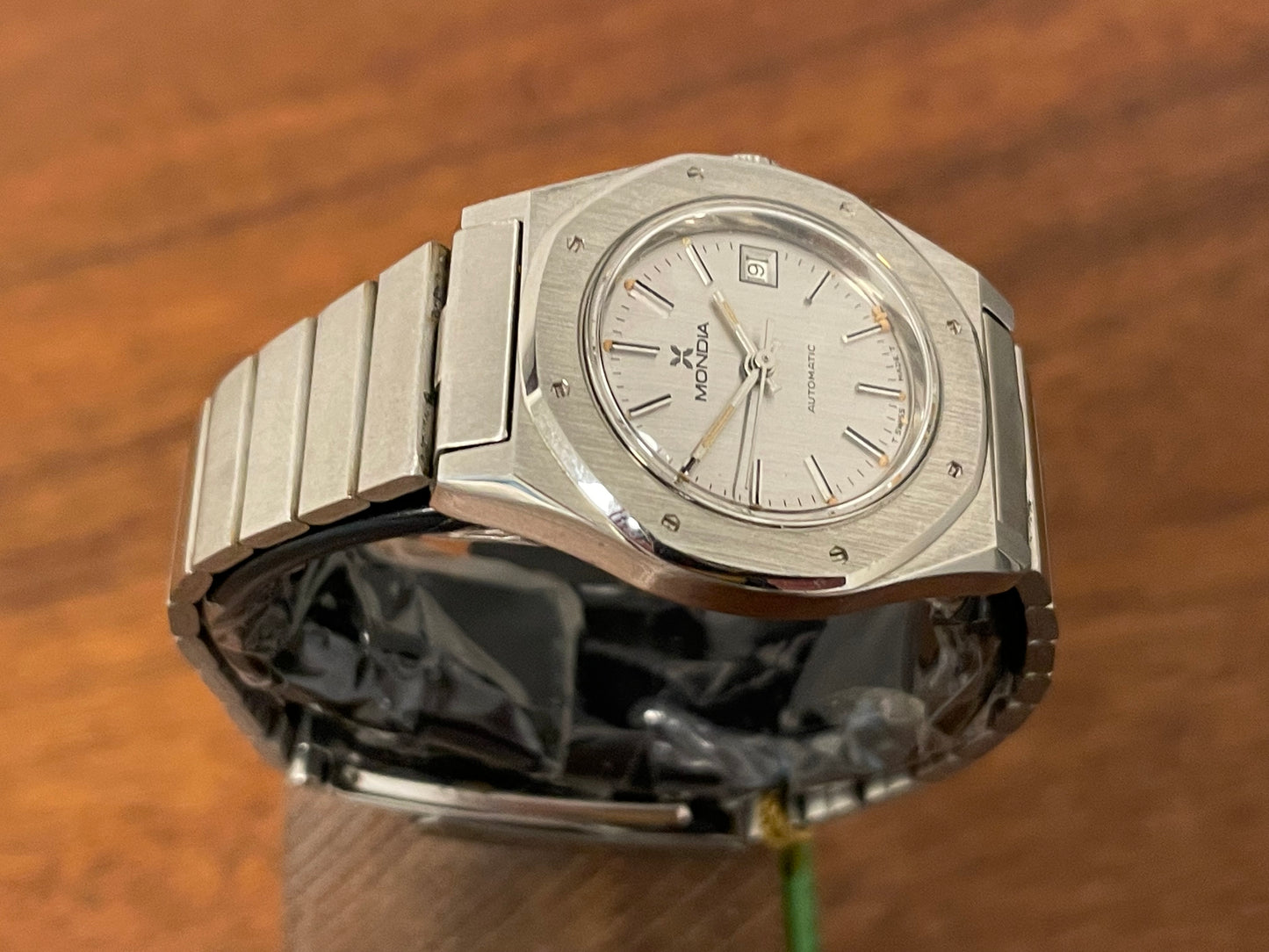 (1970s) Mondia (by Zenith) 8622 "Royal Oak" - silver brushed dial w silver markers - small size (NOS)