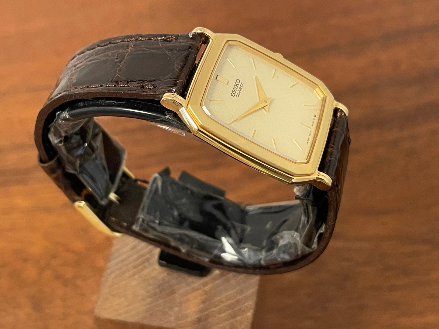 (1987) Seiko 5E20-5A00 "Tank" dress watch - champagne patterned dial w/ gold markers (NOS)
