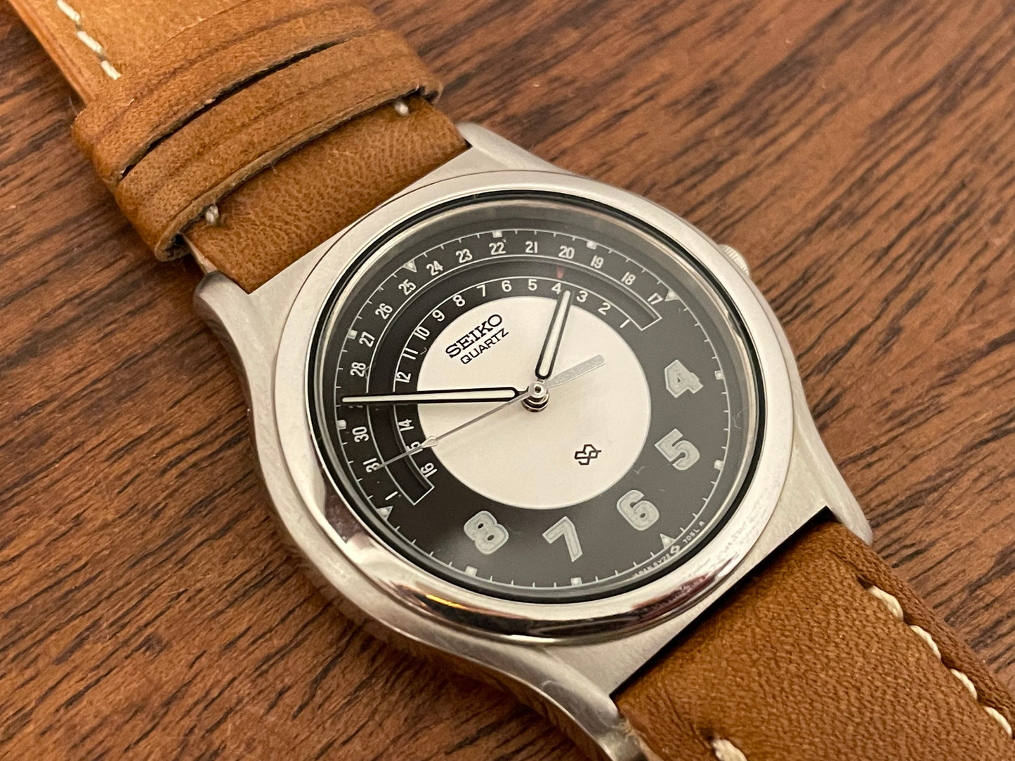 (1988) Seiko 5Y22-7010 Quartz SQ dress watch - black dial w/ 180° arc date window (NOS)