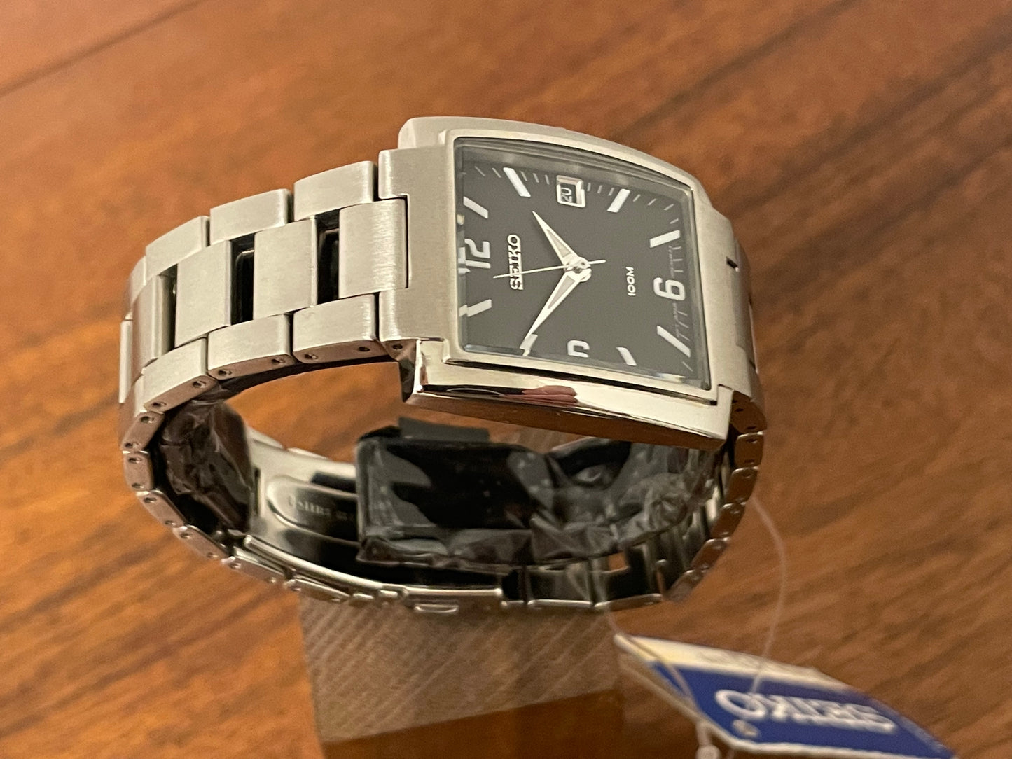 (2002) Seiko 7N32-5A30 - integrated bracelet - black dial w/ white Arabic numerals & markers (NOS)