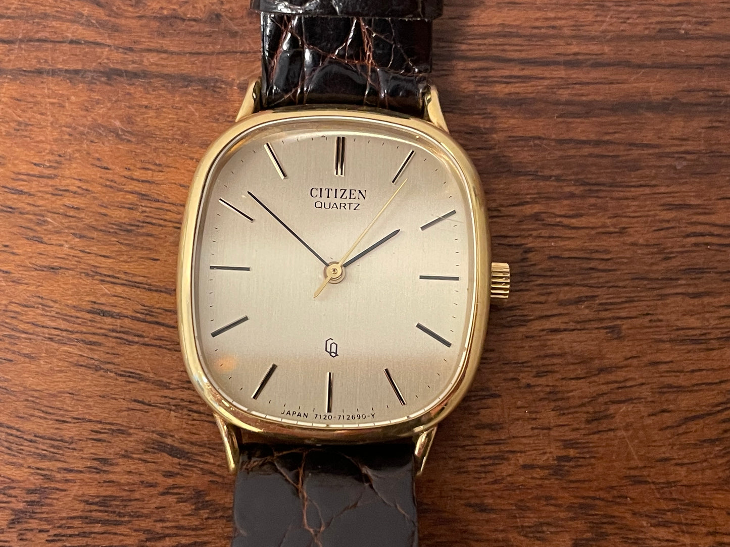 (1970s) Citizen 47-5181 "Ellipse" dress watch - 18K solid gold case - brushed champagne dial w/ gold markers