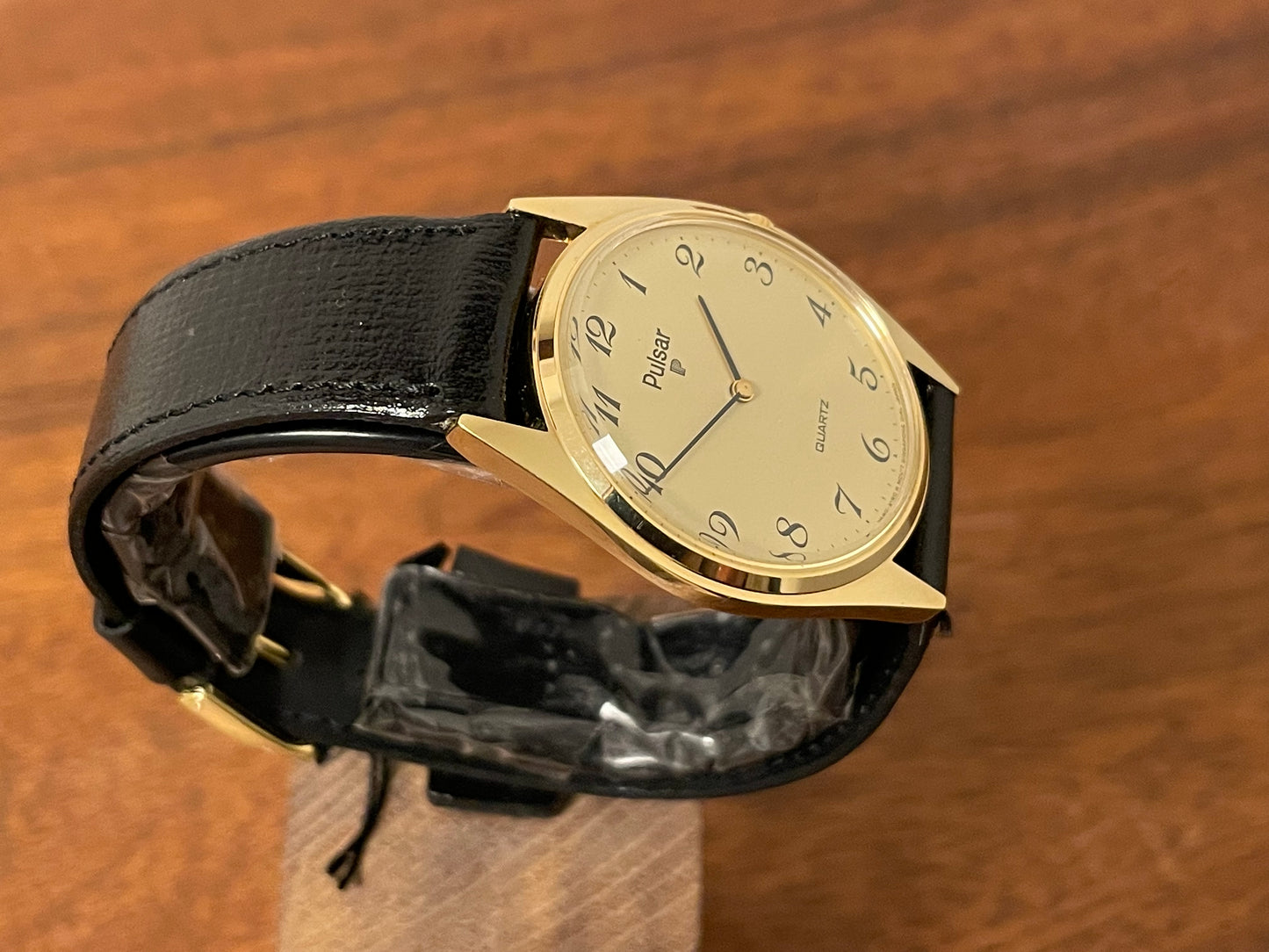 (1991) Pulsar Y480-0460 dress watch - gold colored case - matt champagne dial w/ black Arabic numerals - (NOS)