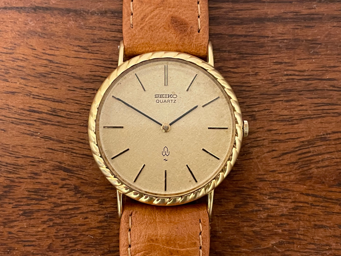 (1977) Seiko 43-0150 14K solid gold dress watch - rope bezel -  gold textured dial w/ gold markers
