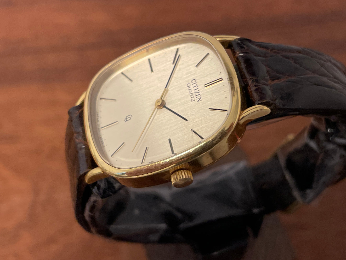 (1970s) Citizen 47-5181 "Ellipse" dress watch - 18K solid gold case - brushed champagne dial w/ gold markers