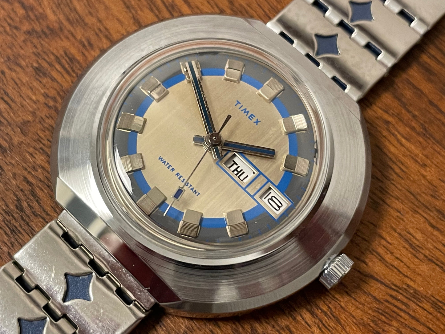 (1970s) Timex 278-515 "UFO" - silver case - silver brushed dial w/ silver markers - (NOS + full set)