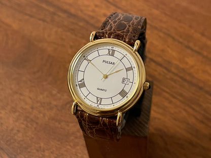 Front side (2000) Pulsar V532-8A60 dress watch - gold colored case - white dial w/ black Roman numerals (NOS)