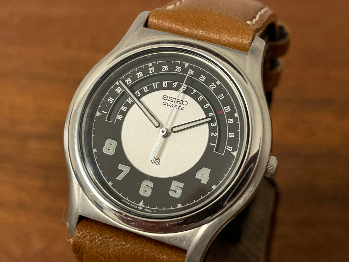 (1988) Seiko 5Y22-7010 Quartz SQ dress watch - black dial w/ 180° arc date window (NOS)