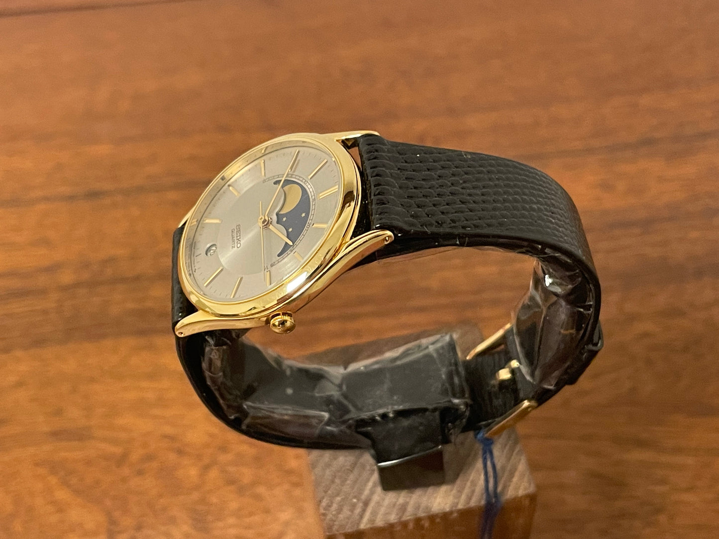 (1986) Seiko 7434-7000 dress watch with moon phase -silver dial w/ gold stick markers (NOS)