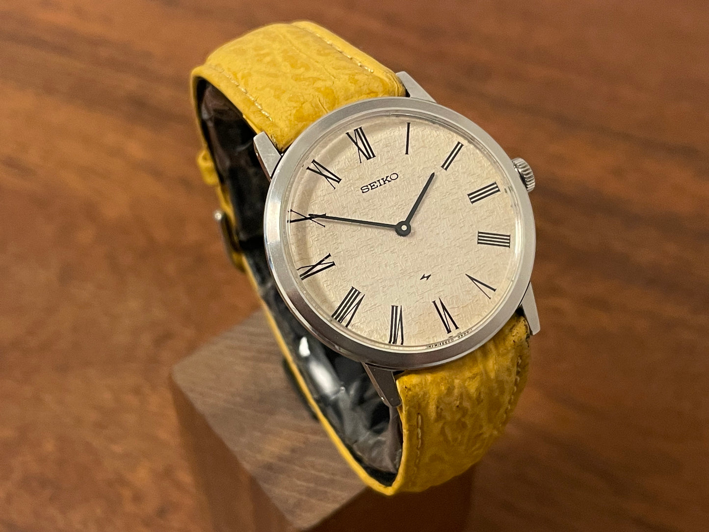 (1976) Seiko 2220-0180 Chariot dress watch - silver textured waffle dial w/ Roman numerals