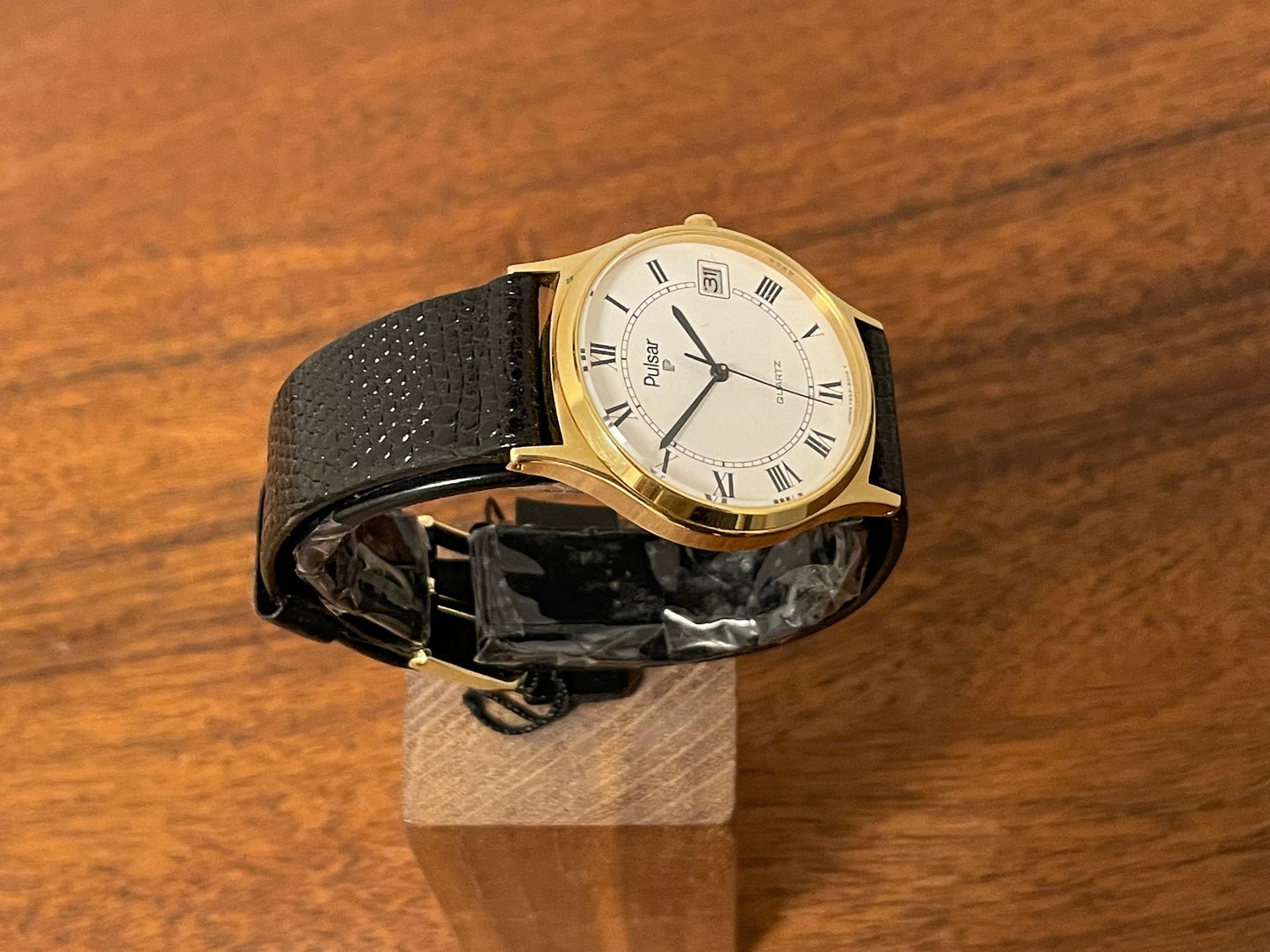 (1990) Pulsar Y552-8009 dress watch - gold colored case - white dial w/ black Roman numerals (NOS)