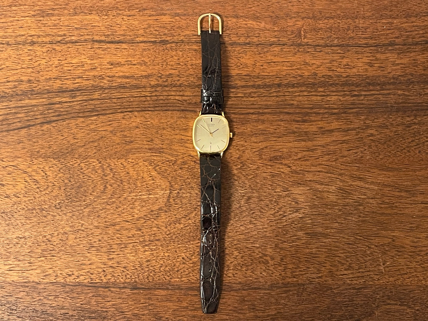 (1970s) Citizen 47-5181 "Ellipse" dress watch - 18K solid gold case - brushed champagne dial w/ gold markers