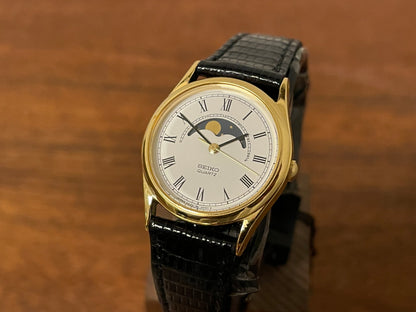 (1986) Seiko 2A24-0040 dress watch - white dial w/ moonphase & Roman numerals - small size (NOS)