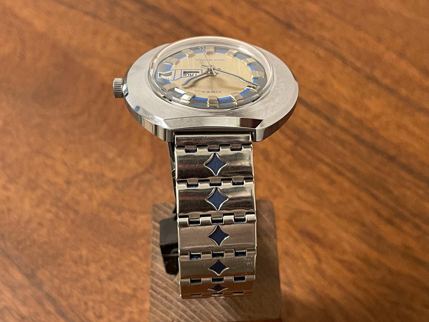 (1970s) Timex 278-515 "UFO" - silver case - silver brushed dial w/ silver markers - (NOS + full set)
