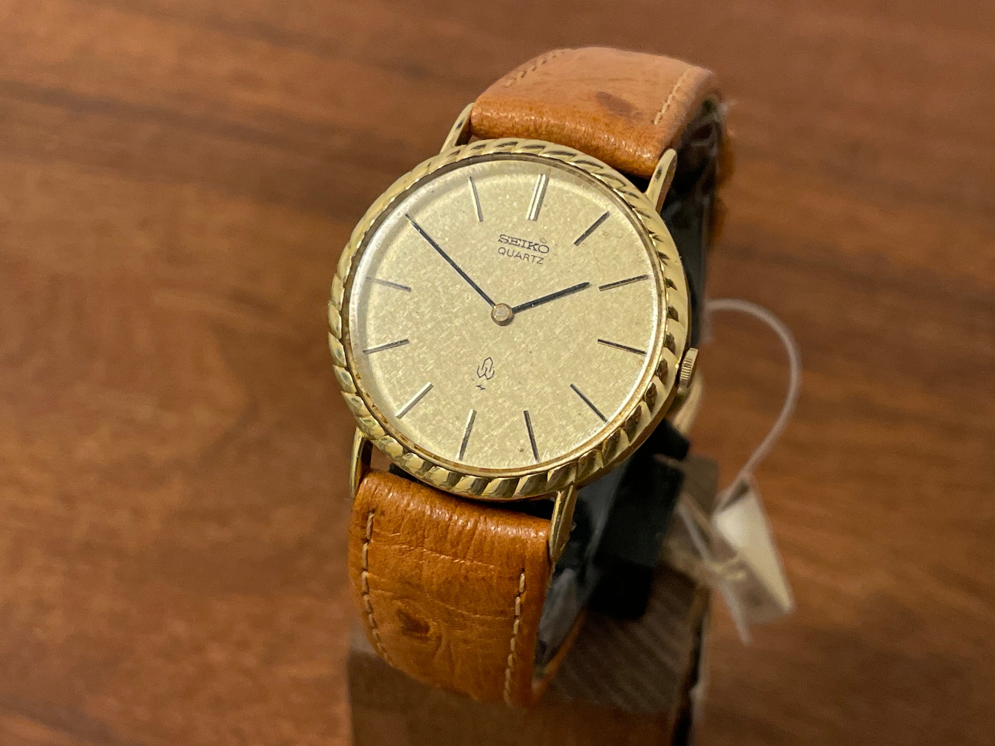Front side (1977) Seiko 43-0150 14K solid gold dress watch - rope bezel - gold textured dial w/ gold markers