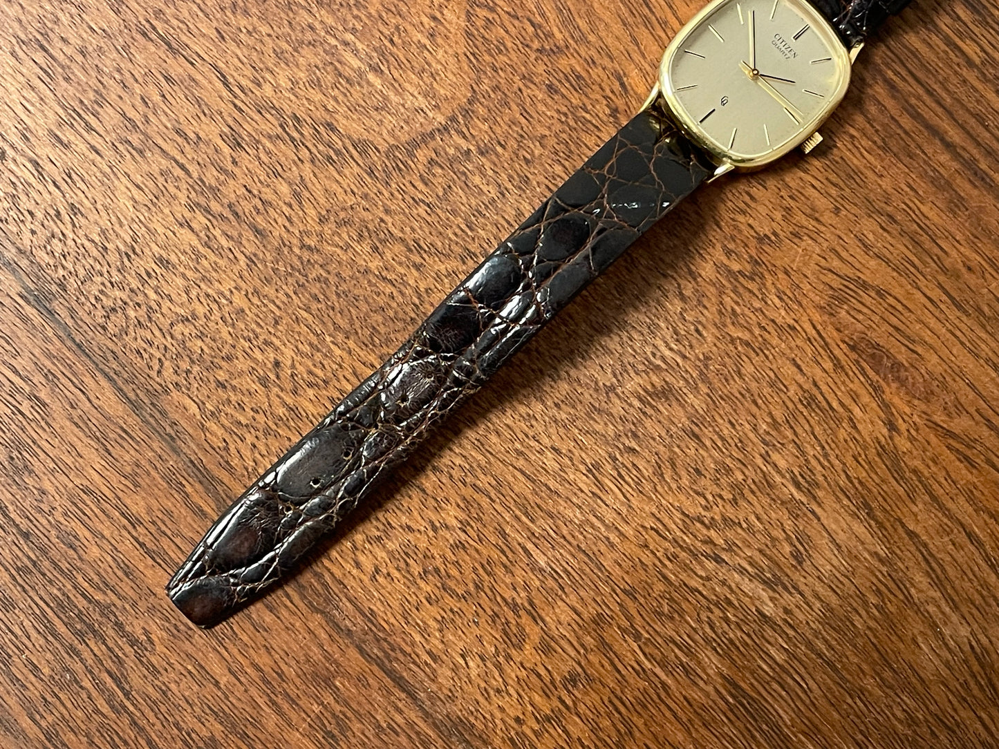 (1970s) Citizen 47-5181 "Ellipse" dress watch - 18K solid gold case - brushed champagne dial w/ gold markers