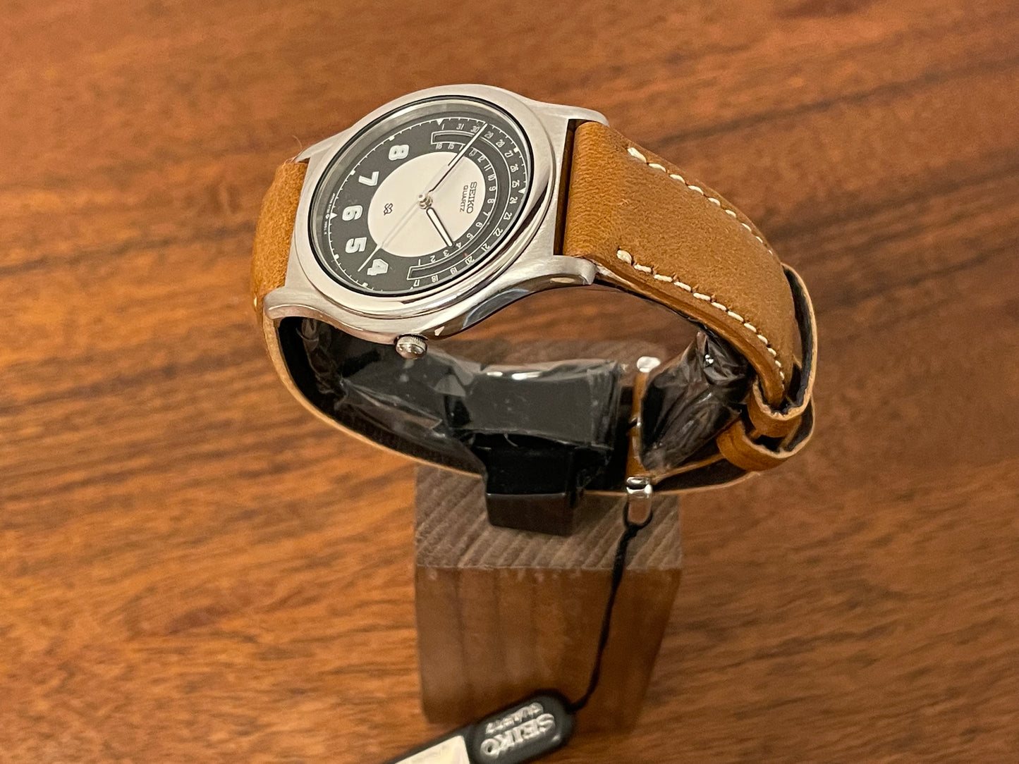 (1988) Seiko 5Y22-7010 Quartz SQ dress watch - black dial w/ 180° arc date window (NOS)