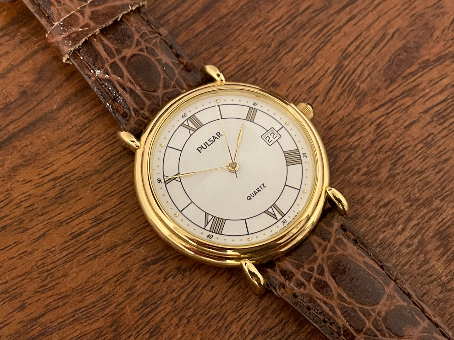 (2000) Pulsar V532-8A60 dress watch - gold colored case - white dial w/ black Roman numerals (NOS)