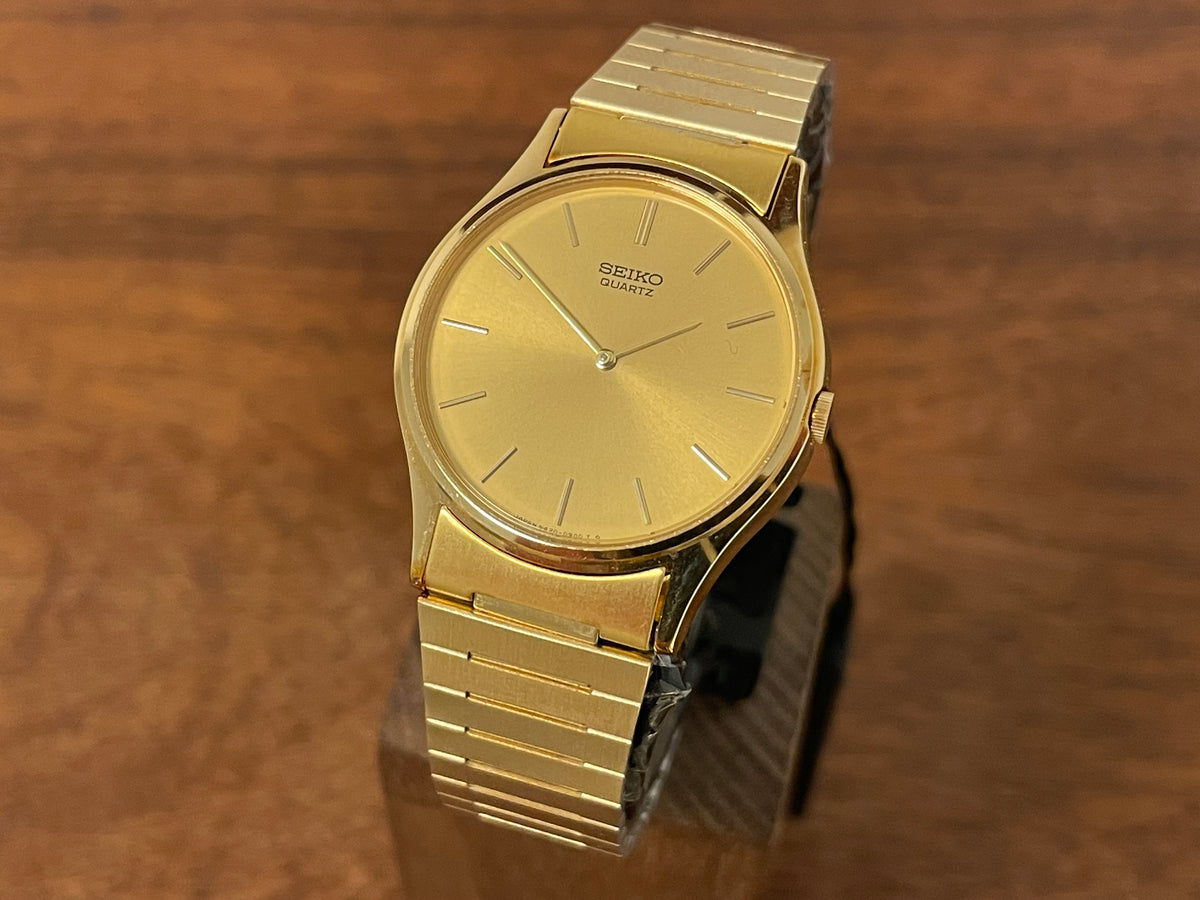 Front side (1983) Seiko 8420-0140 dress watch - gold case - gold sunburst dial w/ gold stick markers (NOS)