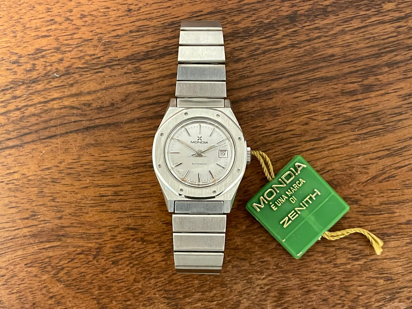 (1970s) Mondia (by Zenith) 8622 "Royal Oak" - silver brushed dial w silver markers - small size (NOS)