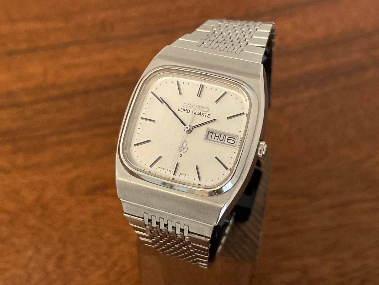 (1979) Seiko 8243-5000 Lord Quartz - white textured dial front view