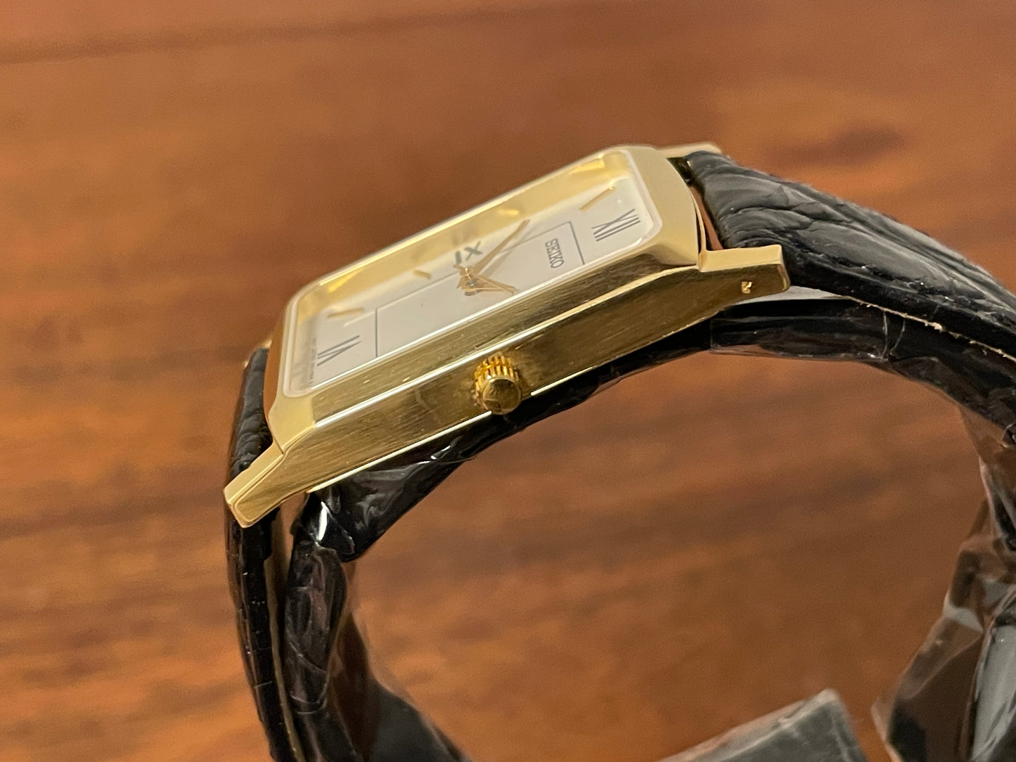 (1990s) Seiko 7N01-0BA8 18K gold collection "tank" - 18k solid gold case - white & cream dial (NOS + full set)