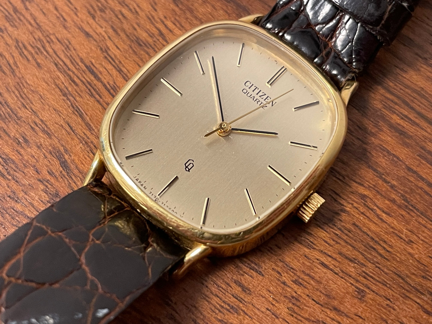 (1970s) Citizen 47-5181 "Ellipse" dress watch - 18K solid gold case - brushed champagne dial w/ gold markers