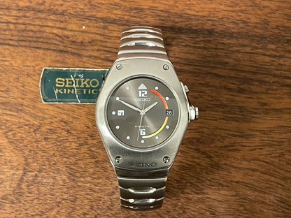 (1999) Seiko 5M42-0E39 Kinetic Arctura - full stainless steel bracelet - grey dial w/ white numerals & markers (NOS)