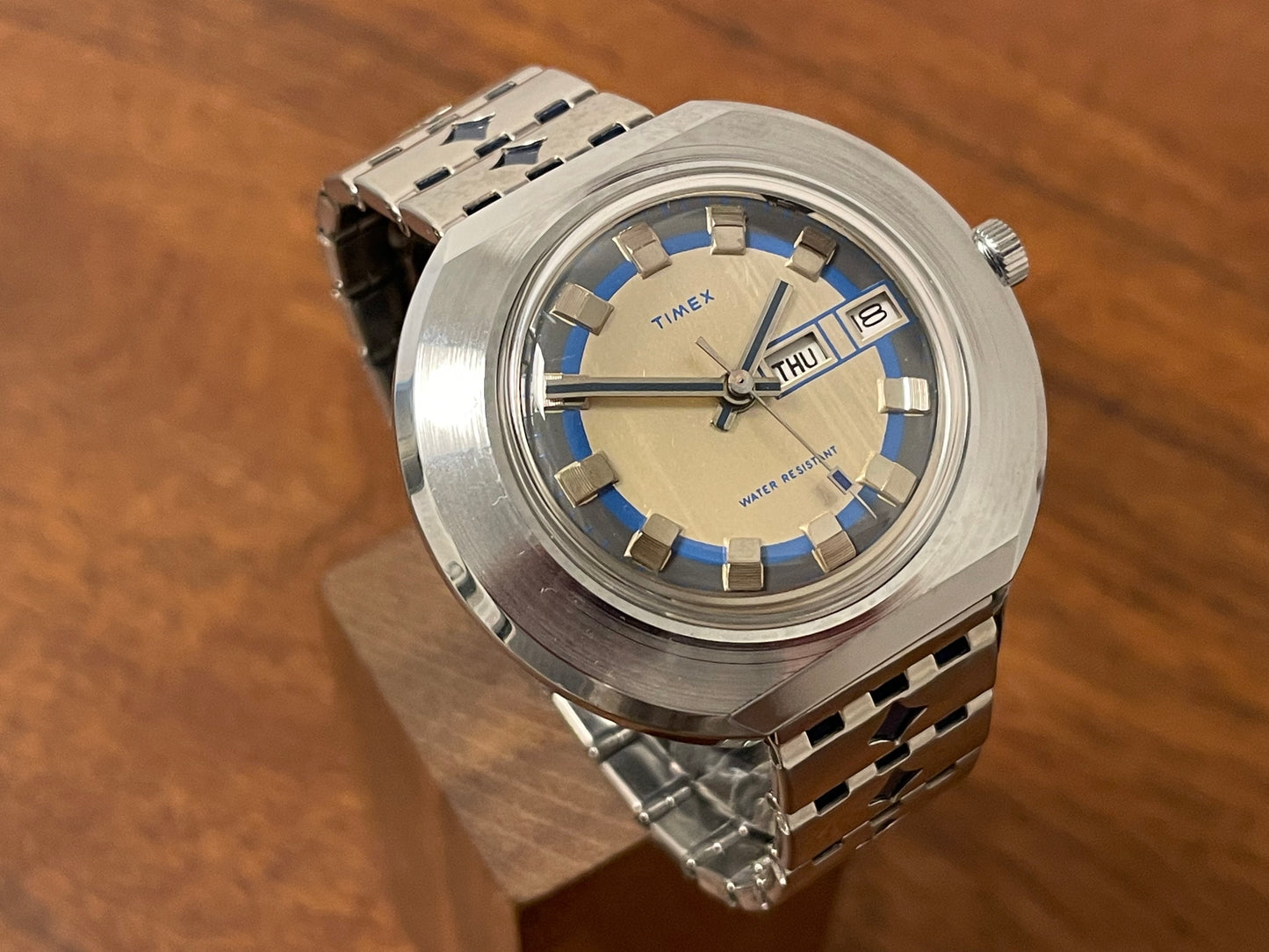 (1970s) Timex 278-515 "UFO" - silver case - silver brushed dial w/ silver markers - (NOS + full set)
