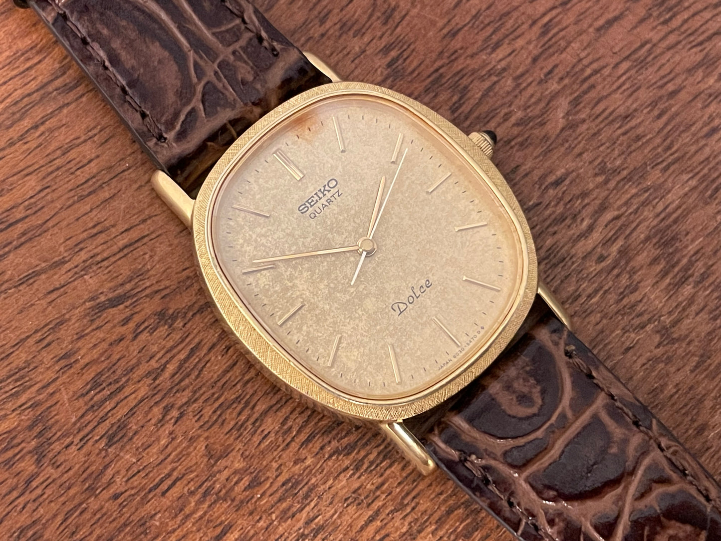 (1981) Seiko 6030-5410 Dolce "Ellipse" - gold plated case w/ etched bezel - gold textured dial w/ gold markers