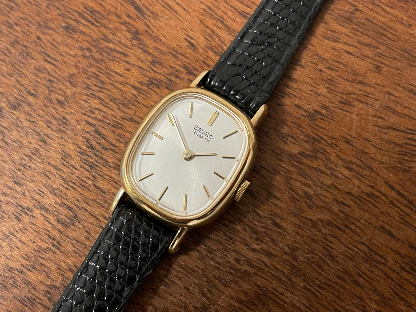 (1981) Seiko 5420-5119 "Ellipse" - gold plated case - silver sunburst dial w/ gold markers - small size (NOS)