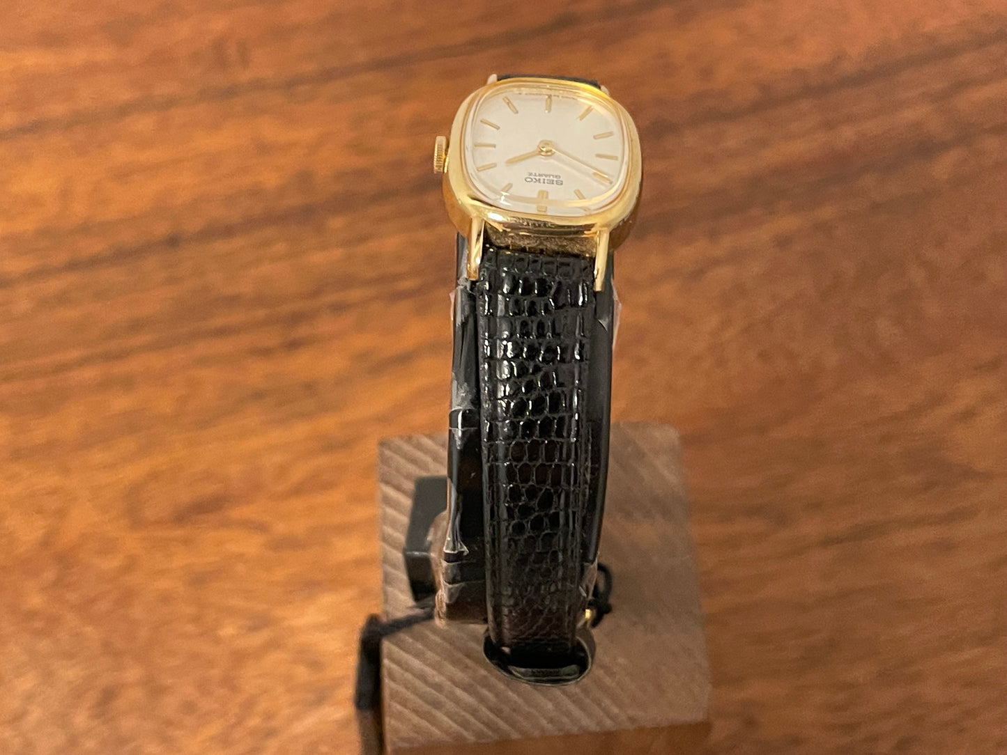 (1981) Seiko 5420-5119 "Ellipse" - gold plated case - silver sunburst dial w/ gold markers - small size (NOS)