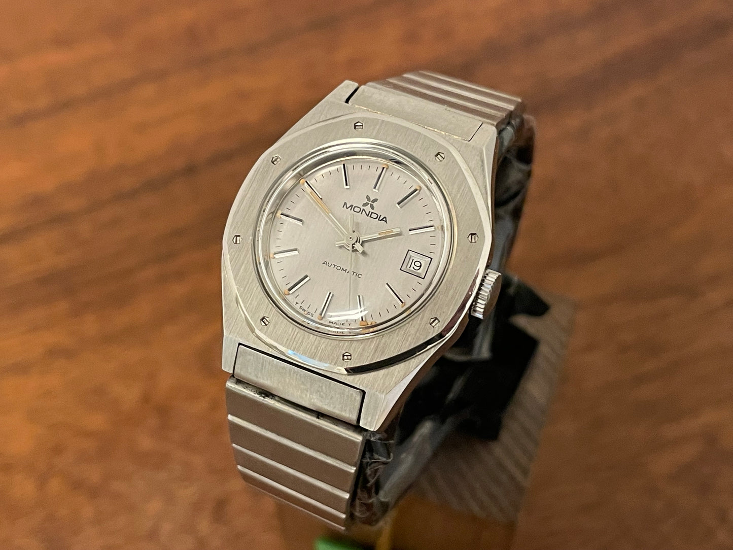 Front side (1970s) Mondia (by Zenith) 8622 "Royal Oak" - silver brushed dial w silver markers - small size (NOS)