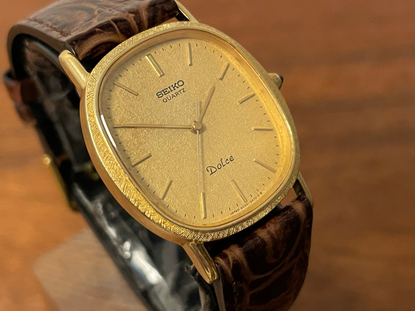 (1981) Seiko 6030-5410 Dolce "Ellipse" - gold plated case w/ etched bezel - gold textured dial w/ gold markers